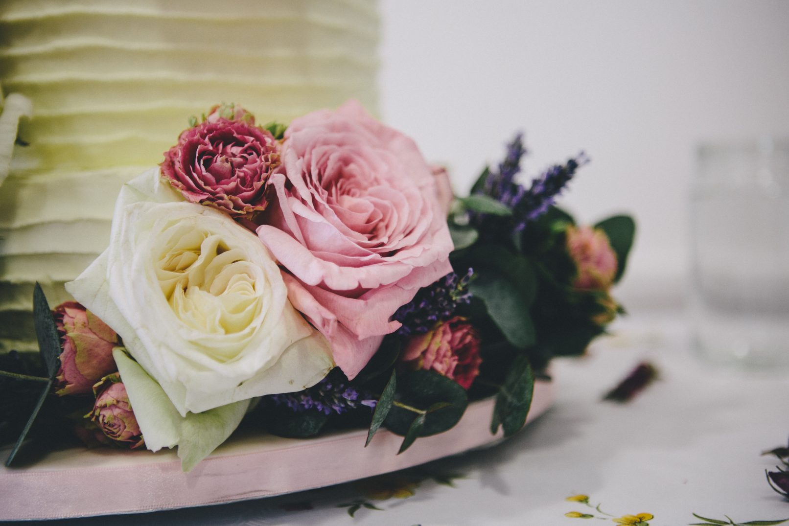 fresh-rustic-cake-flowers-belsflowers-the-twins